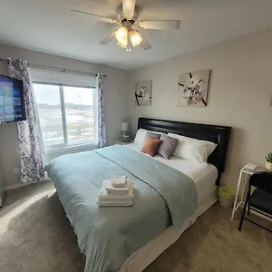 Elegant Guest - King Bed & Ensuite Private Bathroom - Close To Airport With Aircon Homestay Calgary