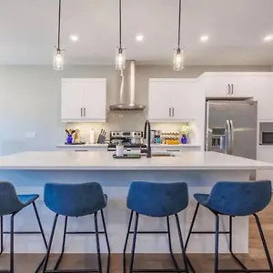 Apartment Modern 3bdr 3 Bath, Garage, Backyard, Theater