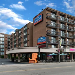 Howard Johnson Plaza By Wyndham By The Falls מלון